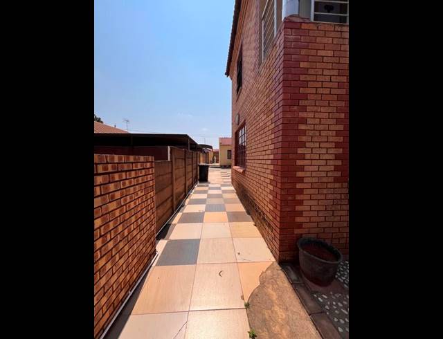 8 BEDROOM HOUSE FOR SALE IN LOTUS GARDENS